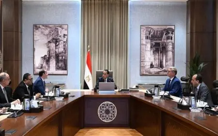 رئيس الوزراء يتابع جهود الحكومة لتحويل السيارات للعمل بالغاز الطبيعى