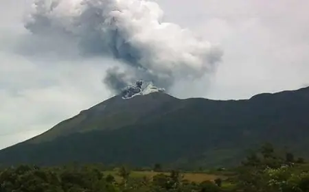ثوران بركان “كانلاون” فلى الفلبين يطلق الرماد بارتفاع 3 كيلو مترات