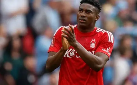 مهاجم نوتنغهام يواصل اللعب بعد ارتطامه بالقائم رغم مخاطرة حياته