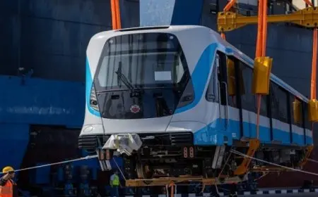 بال,, وزير الصناعة والنقل يعلن وصول أول قطار مكيف للخط الأول لمترو الأنفاق إلى ميناء الإسكندرية