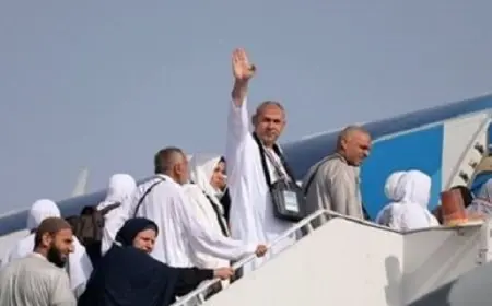 وزارة الداخلية توزع “دليلك إلى الحج” و”إرشادات صحية للحجاج” على ضيوف الرحمن