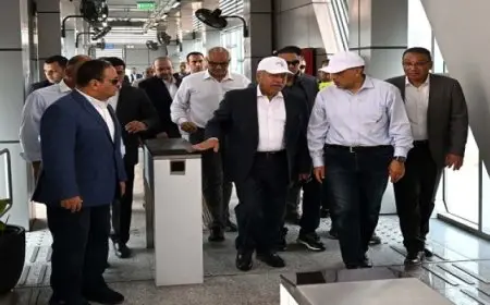 رئيس الوزراء يتفقد المرحلة الأولى من التشغيل التجريبى لمشروع الأتوبيس الترددى