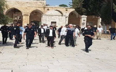 عشرات المستوطنين الإسرائيليين يقتحمون باحات المسجد الأقصى بحماية شرطة الاحتلال