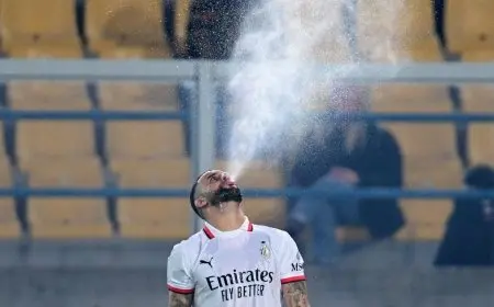 لماذا يقوم لاعبو كرة القدم ببصق الماء الذي يشربونه؟