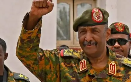 البرهان يصدر مرسوماً دستورياً يقضى بتعيين “الطيب” رئيسا جديدا للحكومة السودانية