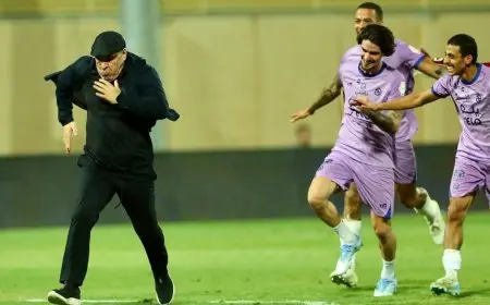 احتفال “مجنون” لبن زكري بعد تأمين البقاء في دوري روشن السعودي