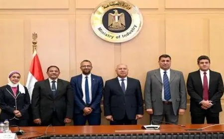 وزير النقل يشهد توقيع عقد تنفيذ أعمال البنية الأساسية لمشروع إعادة تأهيل ترام الرمل بالإسكندرية