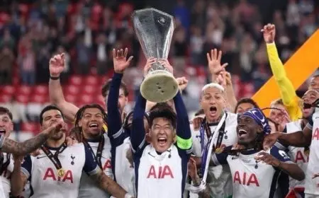 توتنهام يحتفي بلقب الدوري الأوروبي في موكب بحافلة مكشوفة