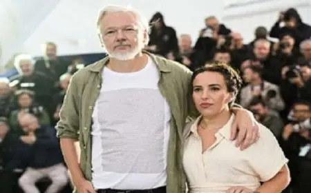 مهرجان كان .. أسانج يرتدي قميصا عليه أسماء نحو 5 آلاف طفل استشهدوا في غزة