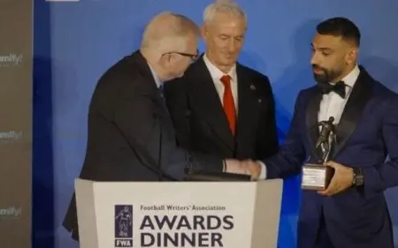 محمد صلاح يتلقى جائزة أفضل لاعب في الدوري الإنجليزي في حفل رابطة الكتاب