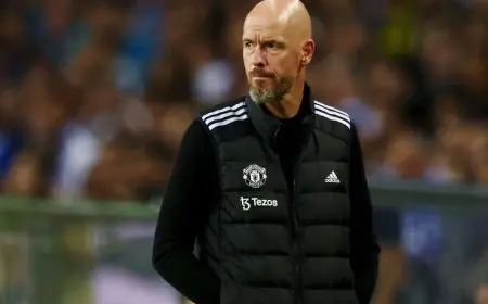 باير ليفركوزن يستعد لتوقيع عقود مع إريك تن هاغ لخلافة ألونسو