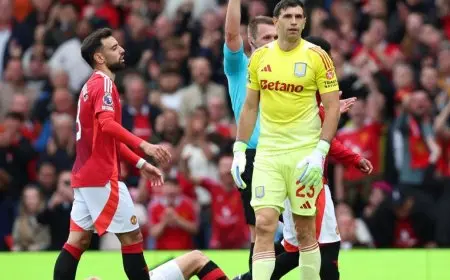 وداع مؤلم؟ طرد إيميليانو مارتينيز حارس أستون فيلا أمام مانشستر يونايتد