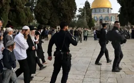 عشرات المستوطنين يقتحمون باحات المسجد الأقصى بحماية شرطة الاحتلال الإسرائيلى