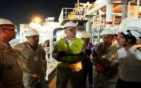 وزير البترول يشهد وصول سفينة جديدة لإعادة تغييز الغاز الطبيعى المسال المستورد بميناء الإسكندرية