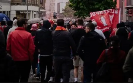 سيارة غير معروفة تصدم مشجعي ليفربول خلال احتفالهم بلقب الدوري «فيديو»