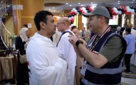 توافد حجاج بعثة حج القرعة من المدينة المنورة إلى مكة المكرمة فى أجواء إيمانية وتيسيرات كبيرة