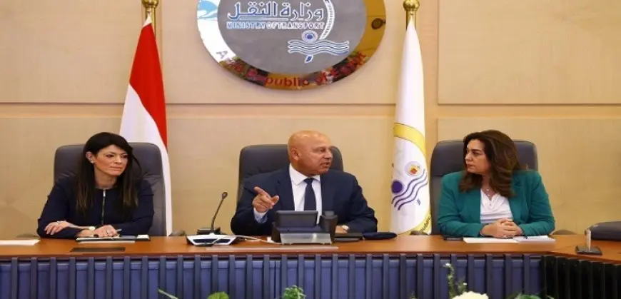 وزير الصناعة يتابع تنفيذ عدة مشروعات ببرنامج التنمية المحلية فى صعيد مصر
