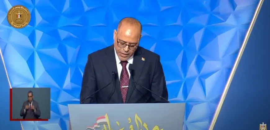 وزير العمل : عمال مصر يقفون صفًا واحدًا خلف الرئيس السيسى للتغلب على التحديات