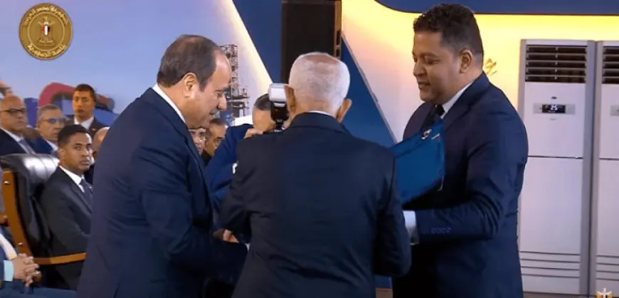 رئيس اتحاد عمال مصر يهدى الرئيس السيسى درعًا تذكاريًا