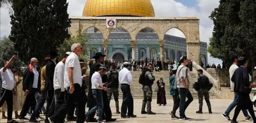 عشرات المستوطنين يقتحمون باحات الأقصى تحت حماية شرطة الاحتلال