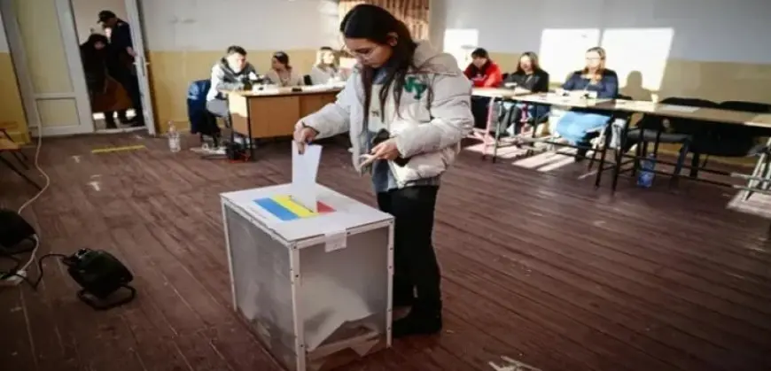 الناخبون يعودون إلى صناديق الاقتراع بعد ستة أشهر من إلغاء الانتخابات الرئاسية الرومانية