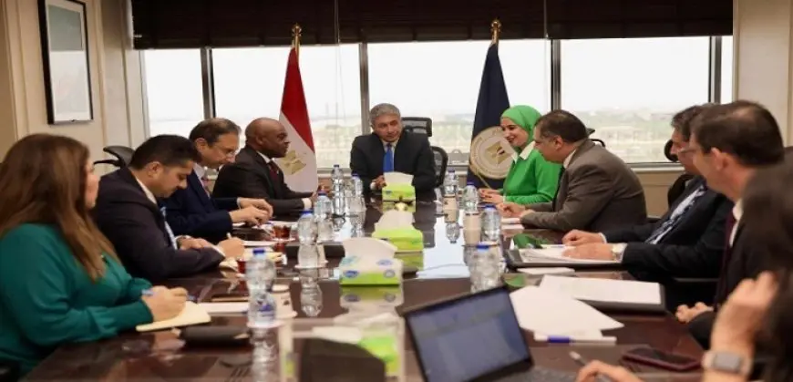 وزير السياحة والآثار يلتقى سكرتير عام منظمة الدول الثمانى النامية للتعاون الاقتصادى