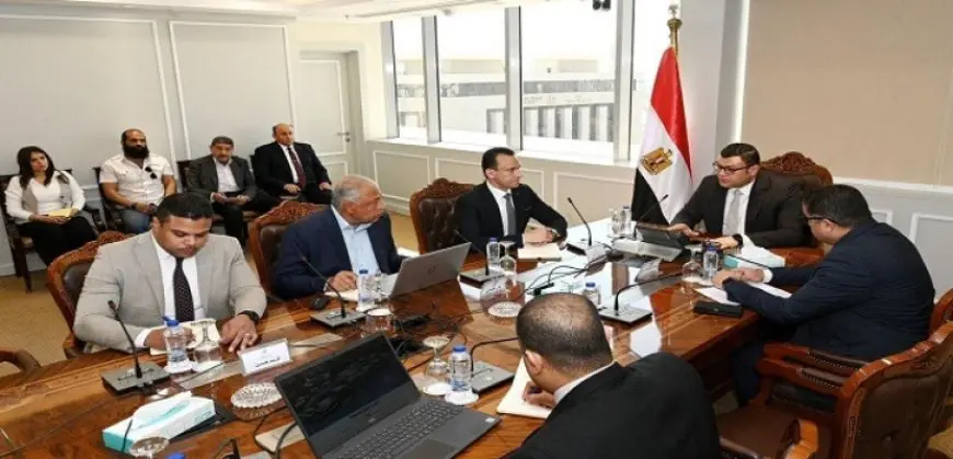 وزير الإسكان يعقد اجتماعًا لمتابعة الموقف التنفيذى لـ”حدائق تلال الفسطاط”