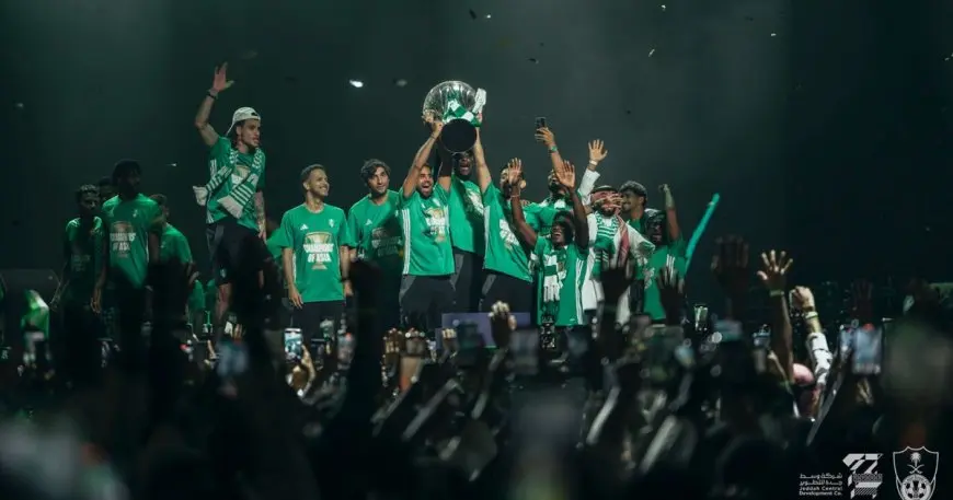 الأهلي يحتفل مع جمهوره ومحرز يعد بالدوري السعودي بعد بطولة آسيا