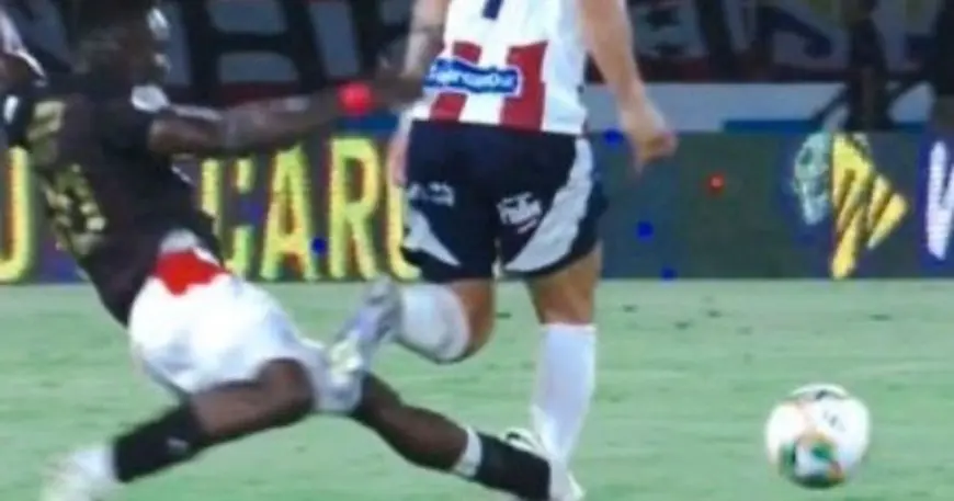 عرقلة عنيفة وإجرامية في الدوري الكولومبي وطرد مباشر دون تردد