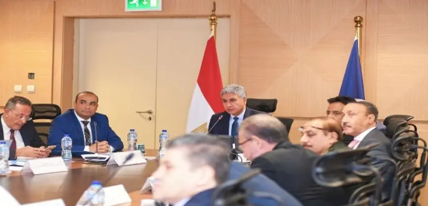وزير السياحة يبحث تعزيز ورفع كفاءة الخدمات المقدمة للزائرين والسائحين بـ 15 موقعا أثريا