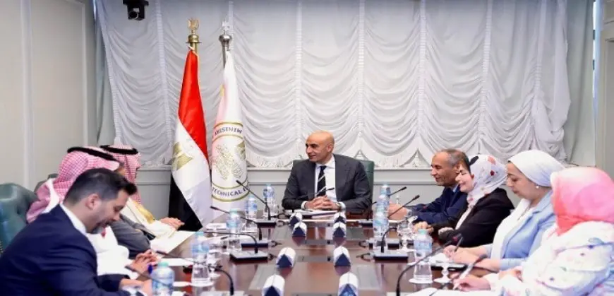 وزير التعليم يبحث مع المدير العام لمكتب التربية العربى لدول الخليج تعزيز فرص التعاون بين الجانبين