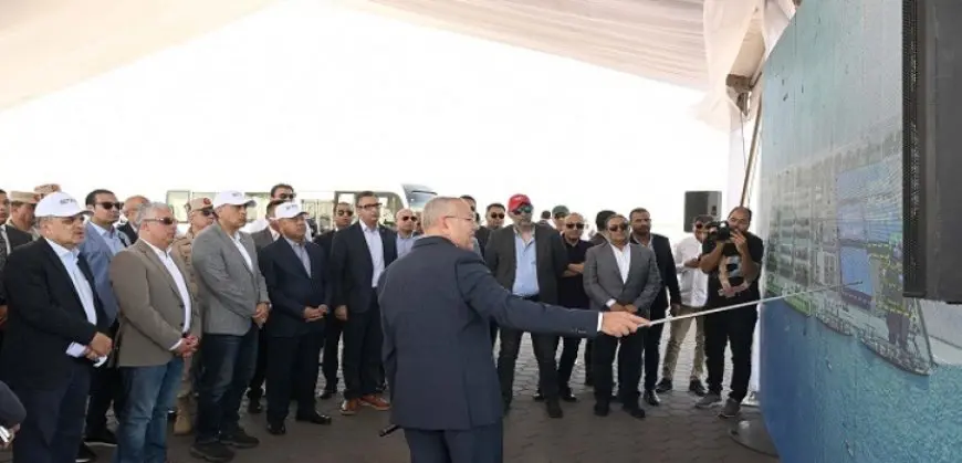 بال .. خلال جولته بمنطقة شرق بورسعيد .. رئيس الوزراء يتفقد مشروعى “رووتس” و”سكاى للموانىء”