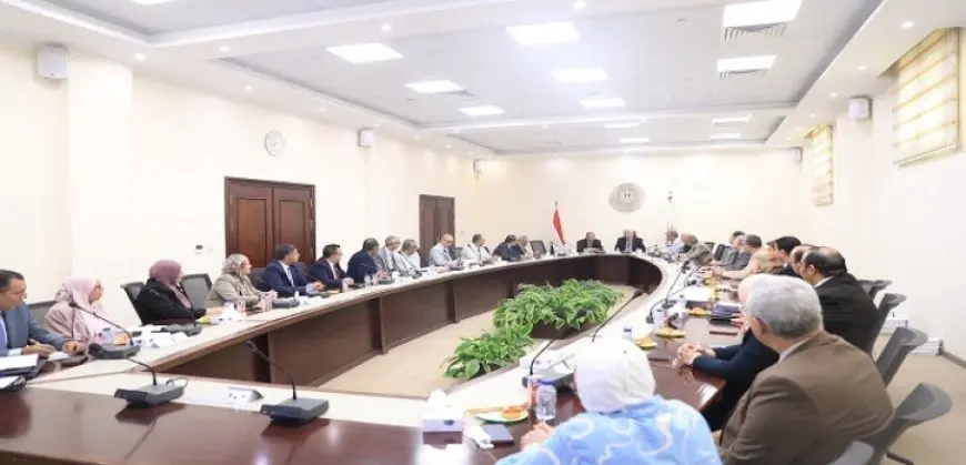وزير التعليم العالى يعقد اجتماعًا مع أعضاء اللجنة الوزارية لتعيين أعضاء هيئة التدريس والهيئة المعاونة بالمعاهد العليا