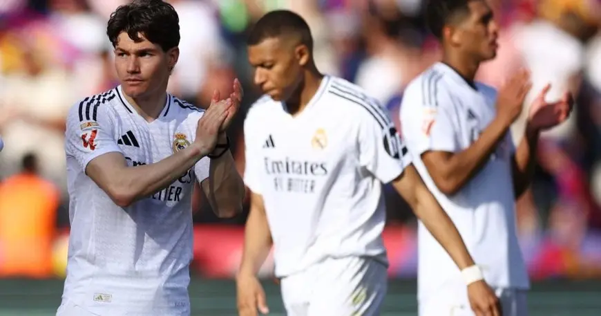 استقبال غاضب لجماهير ريال مدريد للاعبين عند وصولهم من برشلونة