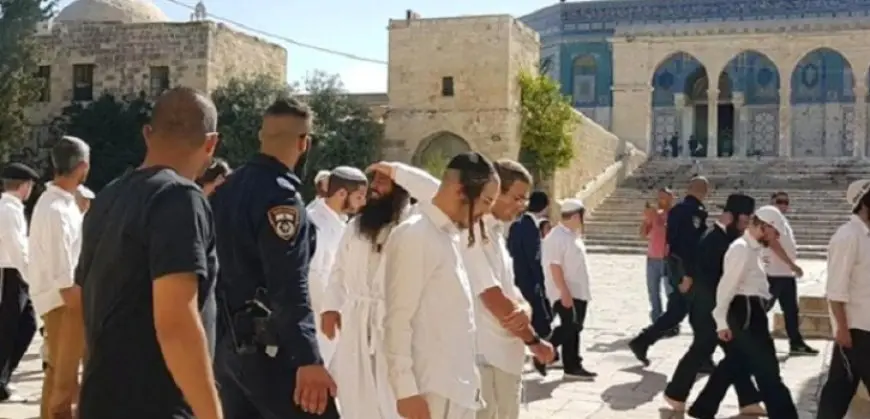عشرات المستوطنين يقتحمون المسجد الأقصى بحماية من قوات الاحتلال