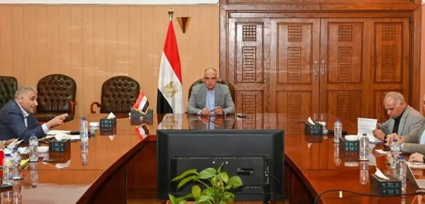 وزير الرى يبحث إجراءات التعامل مع موجة الحرارة المفاجئة