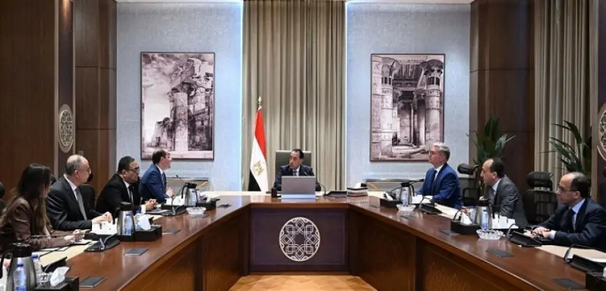 رئيس الوزراء يتابع جهود الحكومة لتحويل السيارات للعمل بالغاز الطبيعى