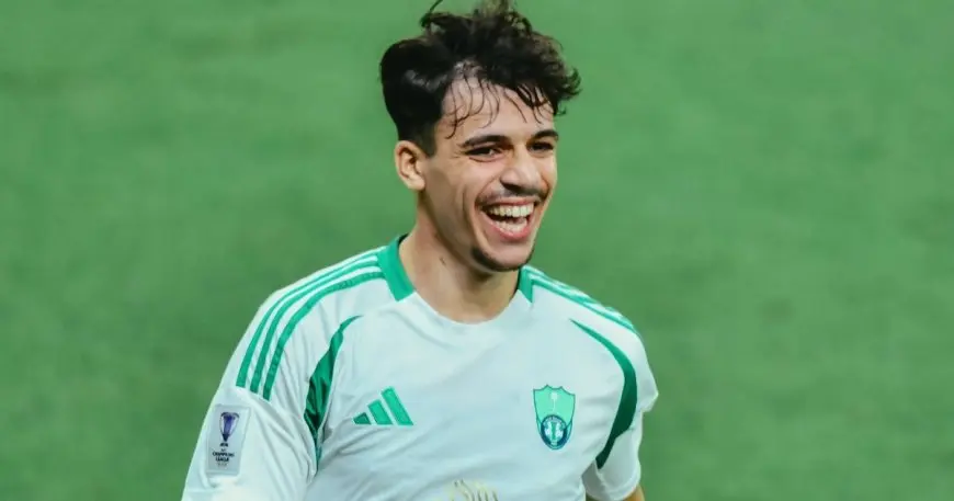 فيغا نجم الأهلي السعودي يلمح لإمكانية العودة للدوري الإسباني