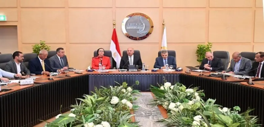 كامل الوزير يبحث آليات خدمة جمع المخلفات الصلبة من السفن بقناة السويس