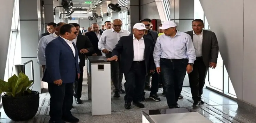 رئيس الوزراء يتفقد المرحلة الأولى من التشغيل التجريبى لمشروع الأتوبيس الترددى