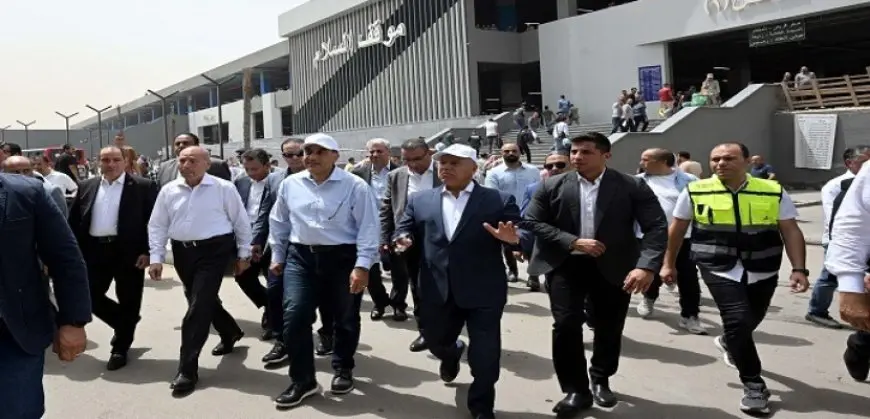 رئيس الوزراء يتفقد موقف السلام النموذجى الجديد