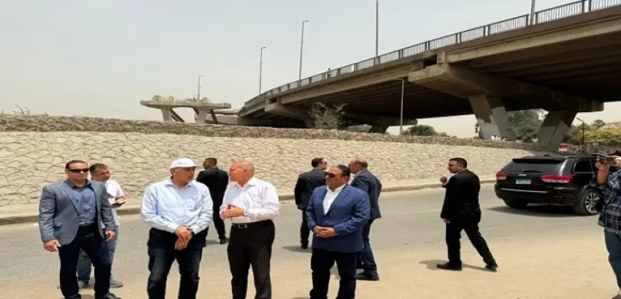 رئيس الوزراء يتفقد كوبرى السيدة عائشة مع أعمال إزالته