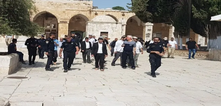 عشرات المستوطنين الإسرائيليين يقتحمون باحات المسجد الأقصى بحماية شرطة الاحتلال