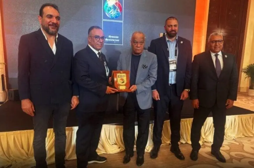 تتويج رئيس الاتحاد الإفريقي من قبل اتحاد السلة