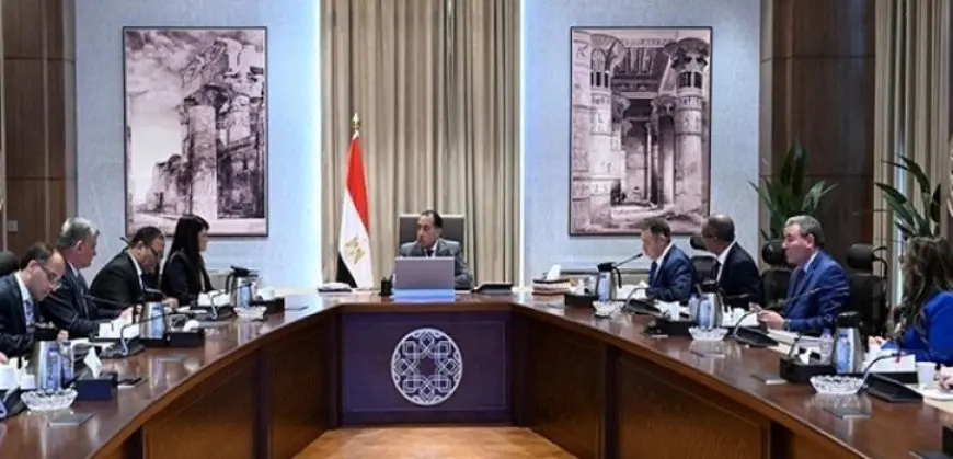 رئيس الوزراء يتابع جهود توفير مياه الشرب للمواطنين في عدد من المناطق بمحافظة البحر الأحمر