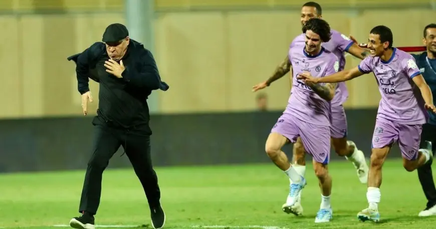 احتفال “مجنون” لبن زكري بعد تأمين البقاء في دوري روشن السعودي