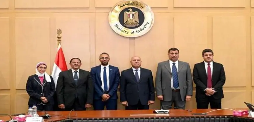وزير النقل يشهد توقيع عقد تنفيذ أعمال البنية الأساسية لمشروع إعادة تأهيل ترام الرمل بالإسكندرية