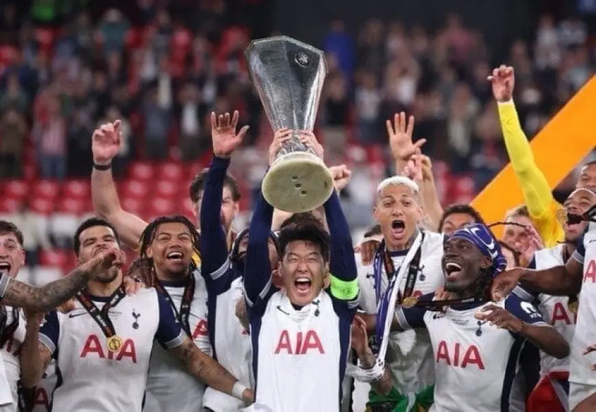 توتنهام يحتفي بلقب الدوري الأوروبي في موكب بحافلة مكشوفة
