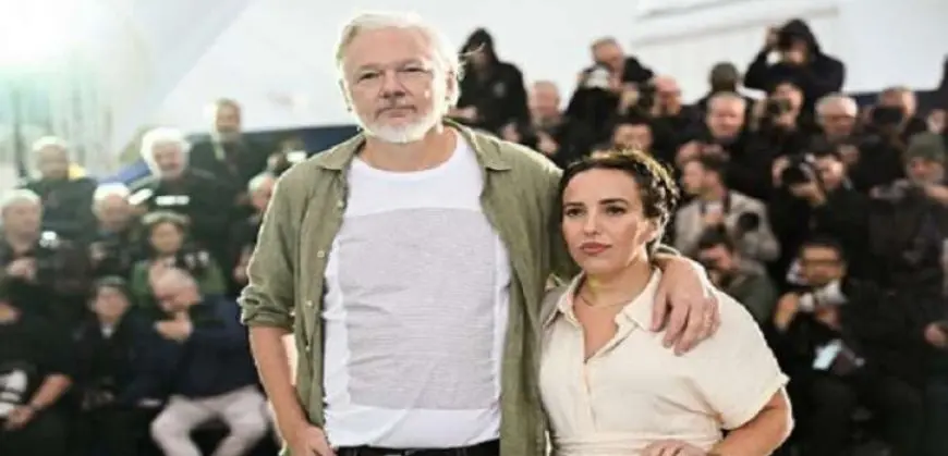 مهرجان كان .. أسانج يرتدي قميصا عليه أسماء نحو 5 آلاف طفل استشهدوا في غزة