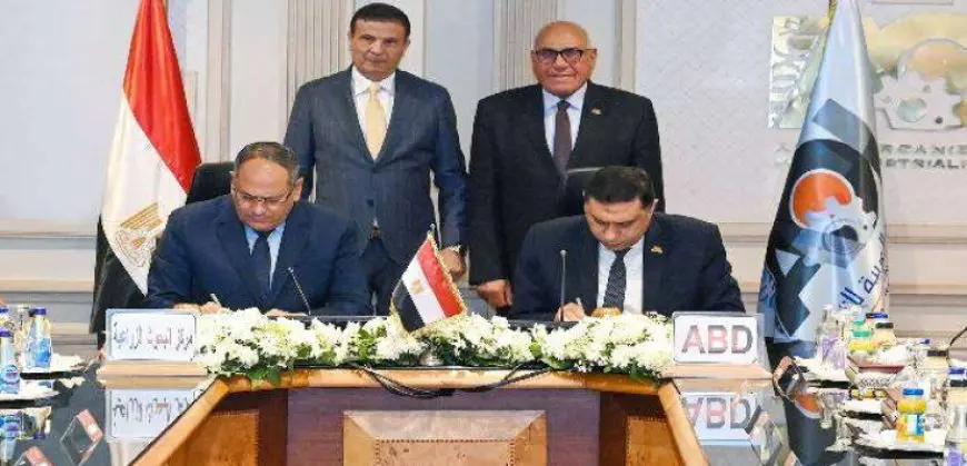 وزير الزراعة ورئيس “العربية للتصنيع” يشهدان توقيع اتفاق بشأن التصنيع الزراعى وحماية البيئة
